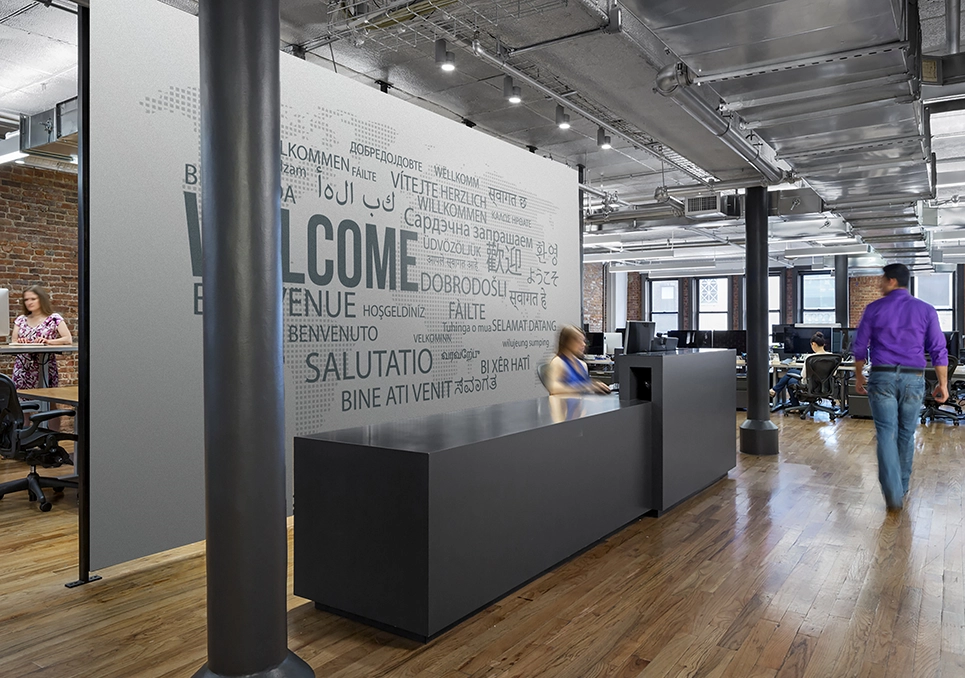 Kreator Ścian wizualizacja druku na ścianie - mapa świata z powitaniami w róznych językach