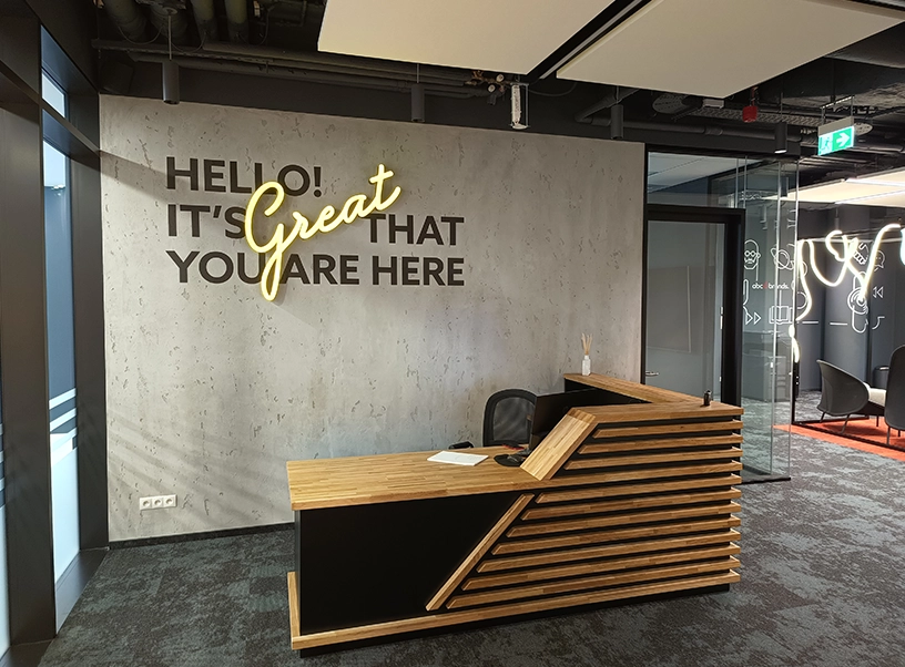 Wydruk grafiki w przestrzeniach biurowych abc 4 brands.