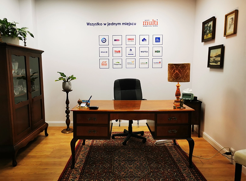Wydruk na ścianie w agencji ubezpieczeniowej.