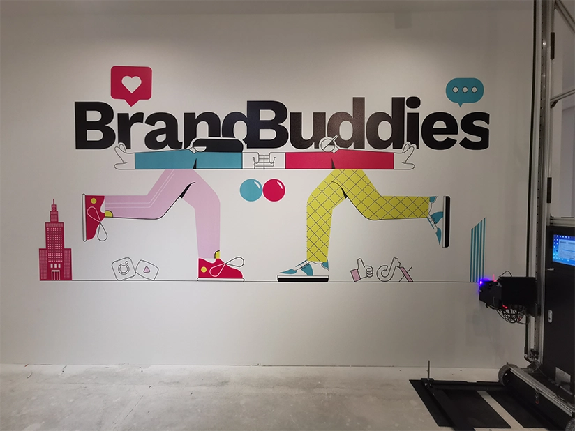 Wydruk grafik w przestrzenii biurowej agencji influencer marketingu Brand Buddies