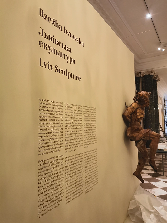 Wydruk napisów na potrzeby wystawy ,,Geniusz Lwowa'' w Zamku Królewskim w Warszawie.