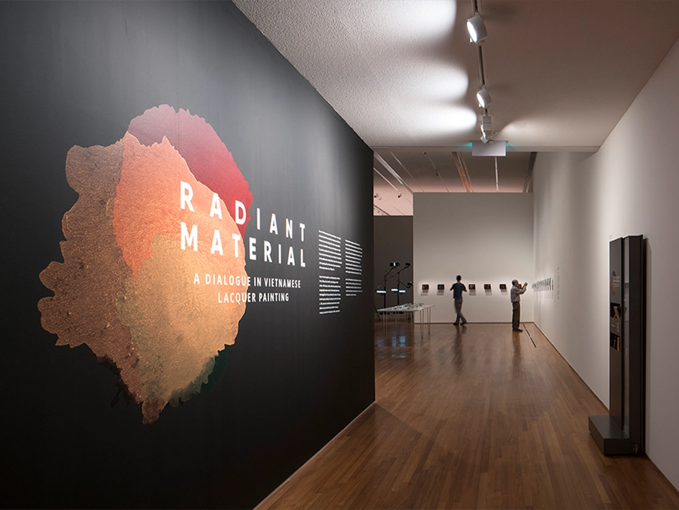 Kreator Ścian wizualizacja druku na ścianie - linearna twarz kobieca