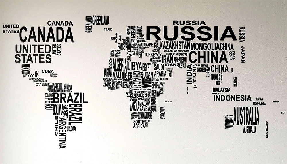 Druk ścienny - mapa świata w wersji typograficznej.