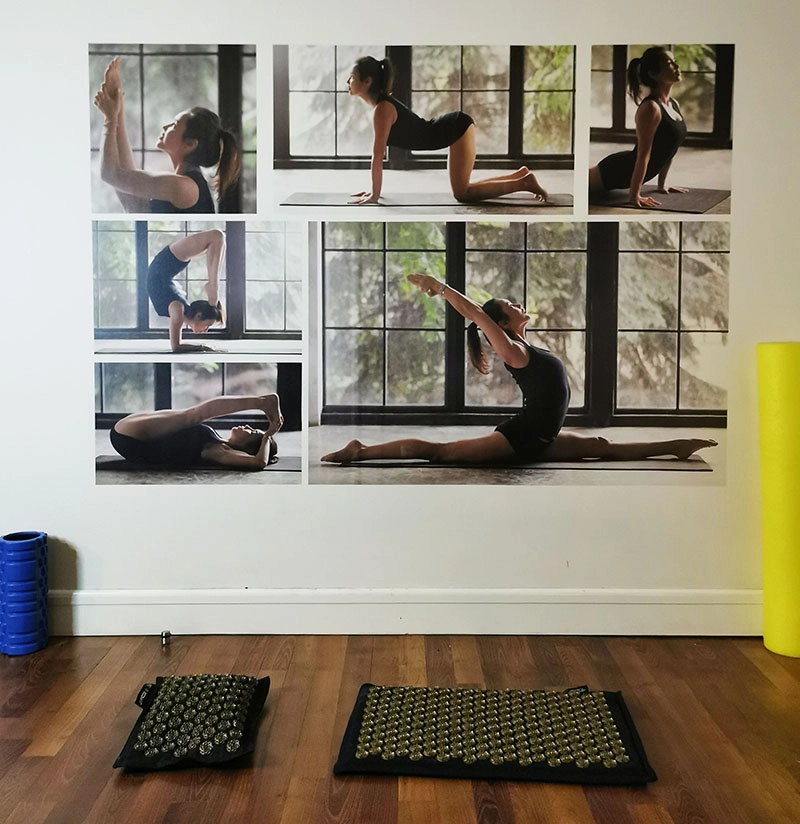 Wydruk na ścianie - kobieta ćwicząca yoge.