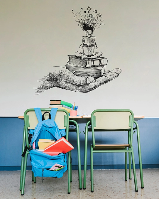 Kreator Ścian wizualizacja druku na ścianie - szkic dłoni na której leżą książki z uczącym się chłopcem