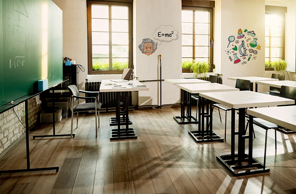 Kreator Ścian wizualizacja druku na ścianie - szkolna klasa z wydrukami na ścianach